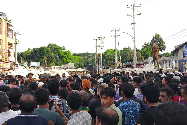 Relatives of prisoners are gathering in front of Kashim pur Central Jail in Gazipur. Army members have been deployed to control the situation. The picture was taken from in front of the main gate of the jail on Wednesday afternoon.